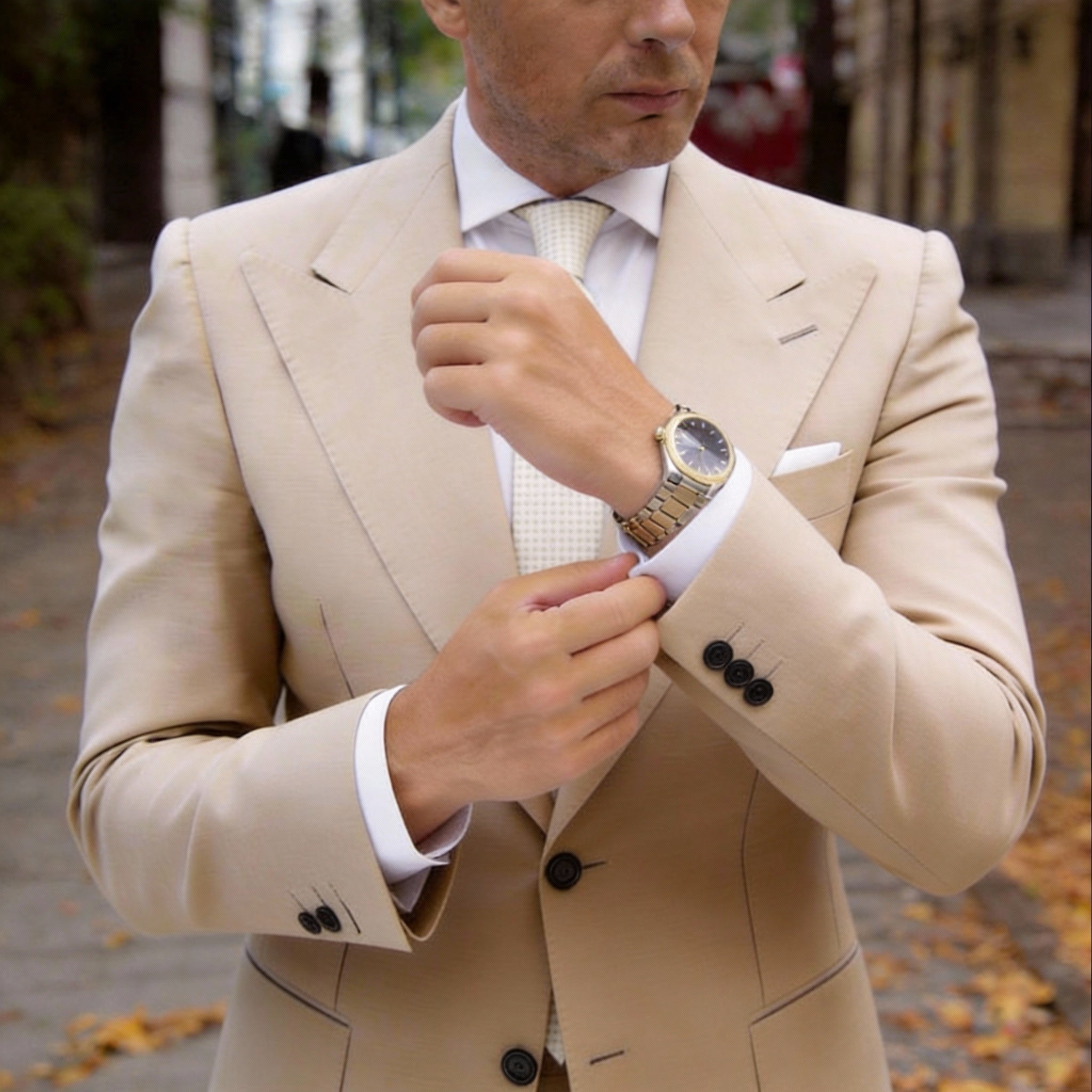 Light Cream Necktie with Small Geometric Pattern